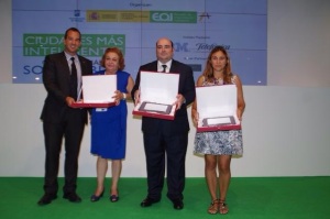 Momento de la entrega del Premio AHCIET a Alzira, Oviedo y Santander
